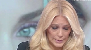 Storie Italiane, il crollo di Eleonora Daniele: "Il loro ultimo giorno, il pubblico non li può vedere", addio e lacrime