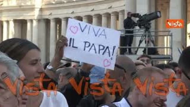 Conclave 2025, la fumata bianca per l'elezione del nuovo Papa