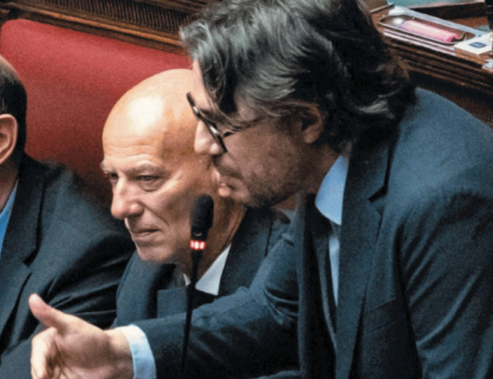 A destra comanda una donna e la sinistra non lo digerisce