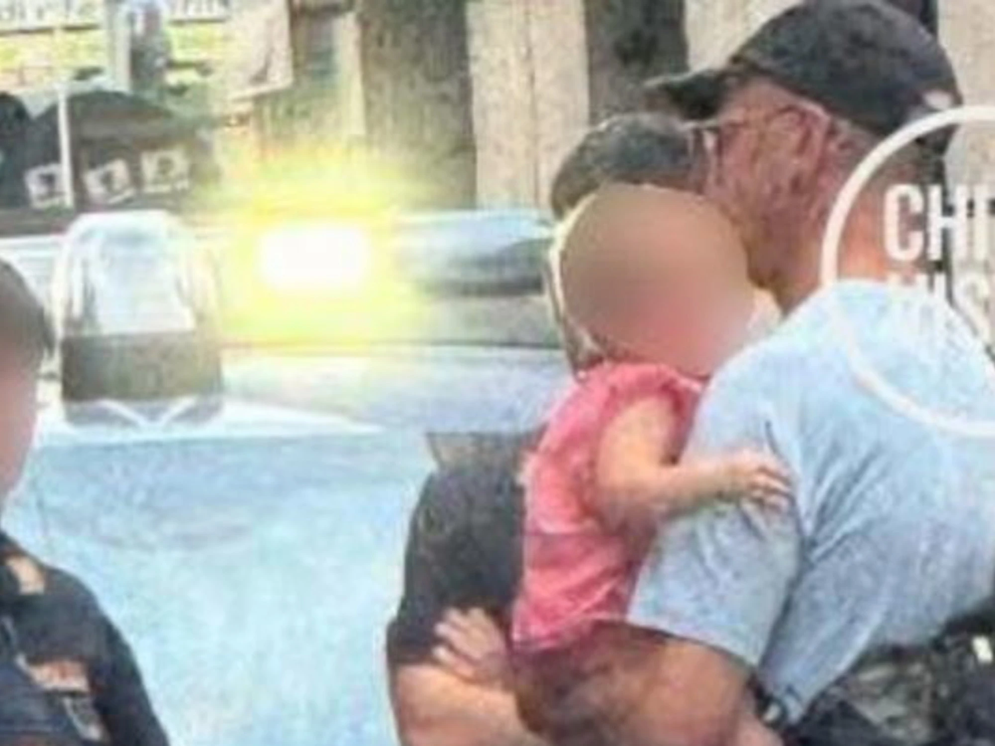 Rexal Ford ubriaco, ecco dove appoggia la bambina: da brividi