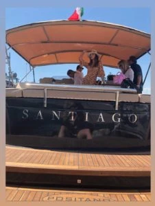 Belen Rodriguez, ciao poveri: la prima foto del suo lussuosissimo yacht. E attenzione al nome