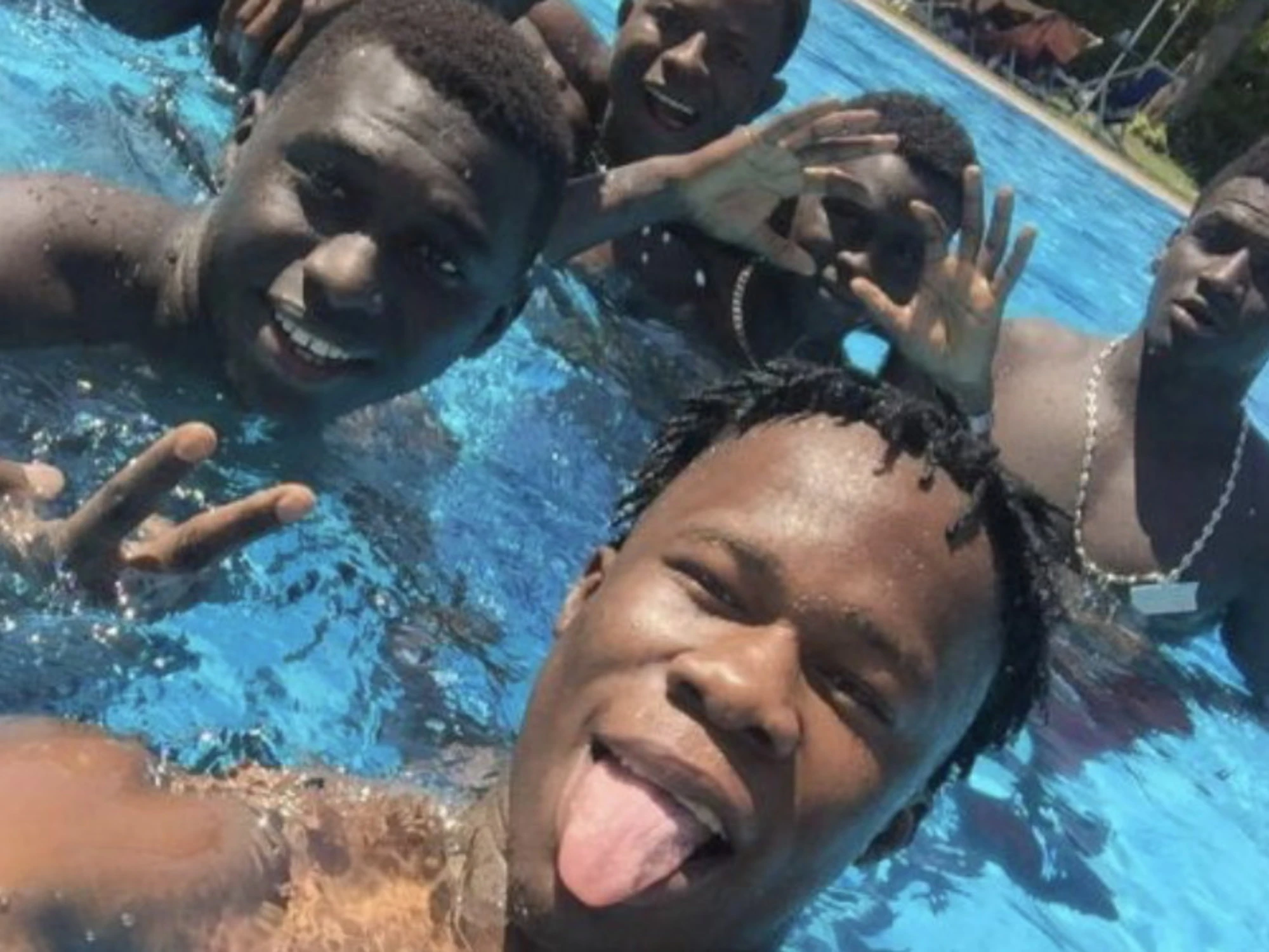 Addio bagni in piscina: sfrattati 100 migranti di Don Biancalani
