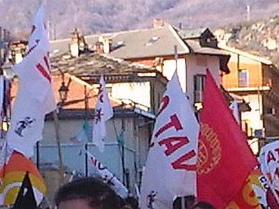 Tav, ricomincia la protesta in Val di Susa. Battitura delle reti e sassi contro la polizia