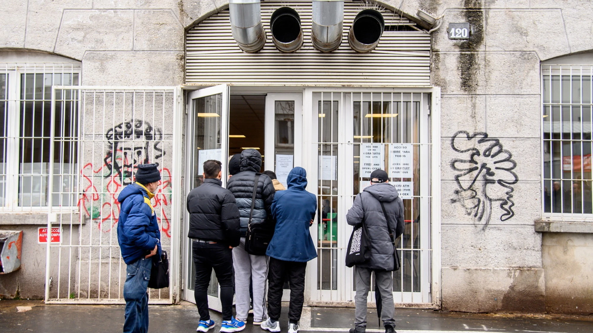 Aumentano i milanesi, ma sono stranieri: il gioco sporco del Pd