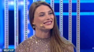 Franceska Pepe, rissa dietro le quinte al Grande Fratello Vip: entra in studio con un'ora di ritardo, mani addosso con un'autrice?