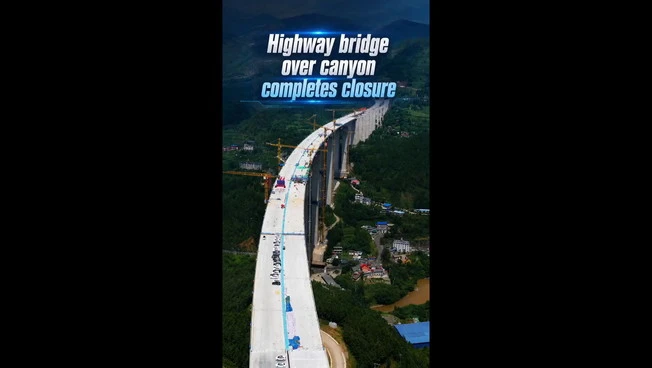 Cina, costruito un ponte alto come un edificio di 50 piani su un canyon