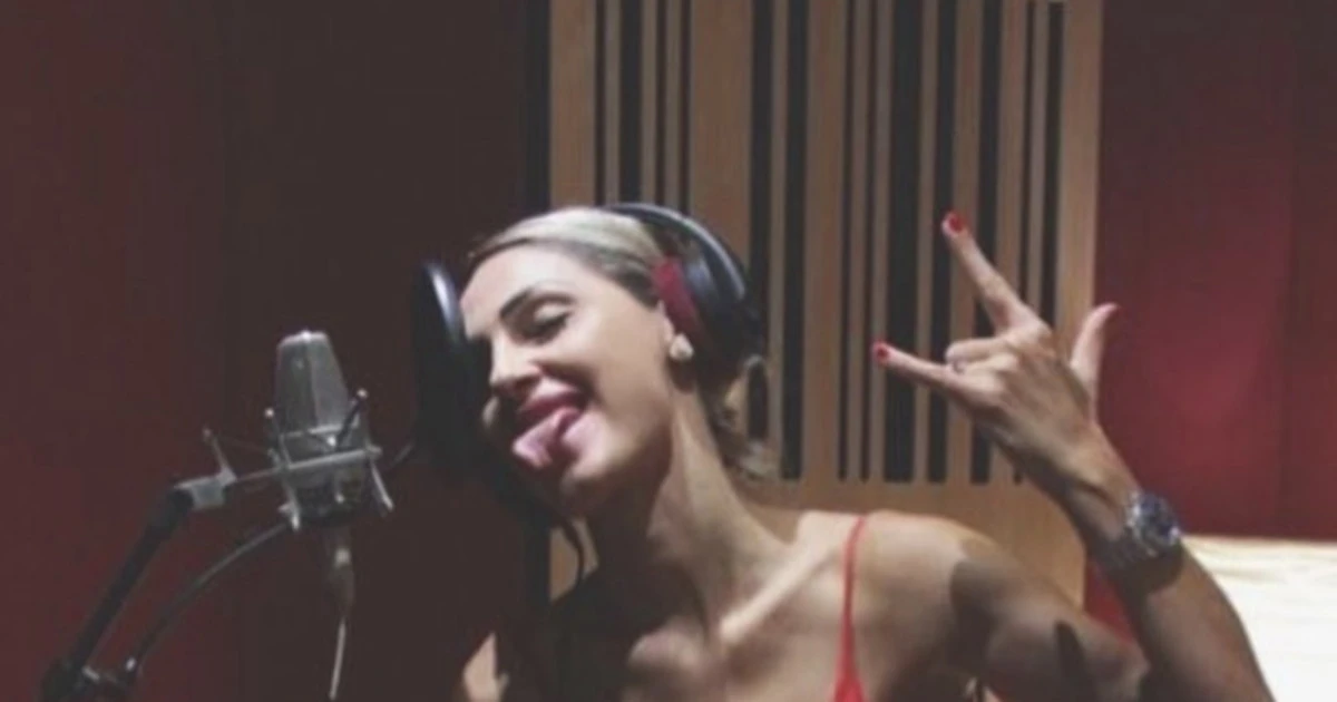 Anna Tatangelo “attillatissima”: in studio di registrazione si presenta così, una bomba sexy