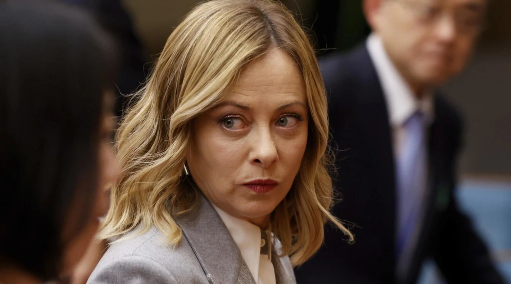 Stellantis, Meloni inchioda Tavares: "Chiede incentivi e produce all'estero. Bizzarro"