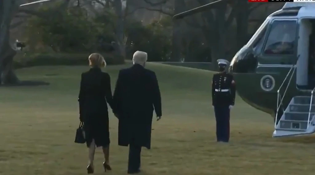 Donald Trump lascia la Casa Bianca con la valigetta atomica: scenario senza precedenti nel giorno di Biden