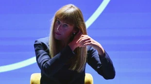 Maria Elena Boschi, "un incubo". Travaglio, doppia pagina sul Fatto contro la renziana: "Indagata al governo", e giù insulti