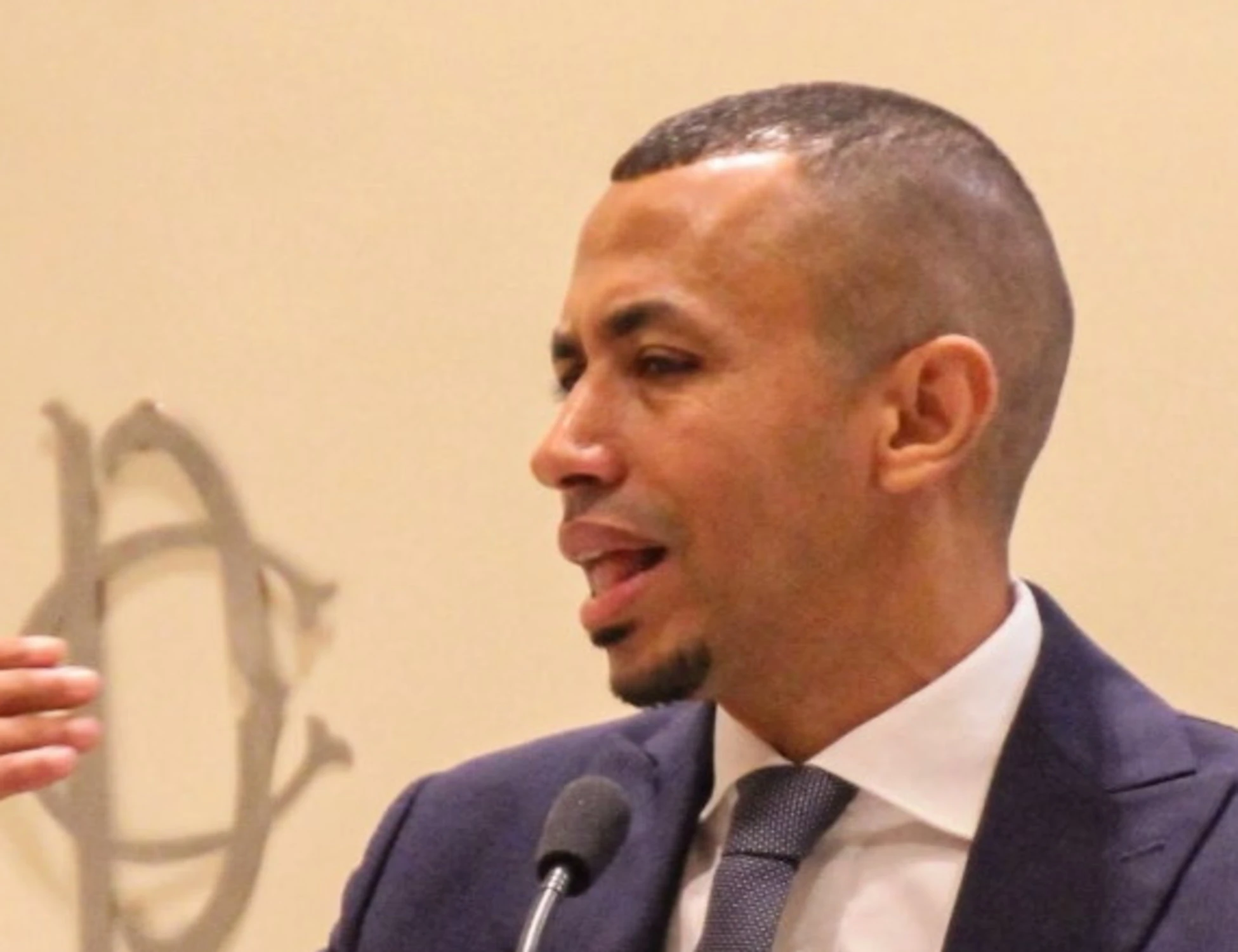 Genova, il consigliere Kaabour del Pd insulta Lega e FdI durante il Consiglio comunale