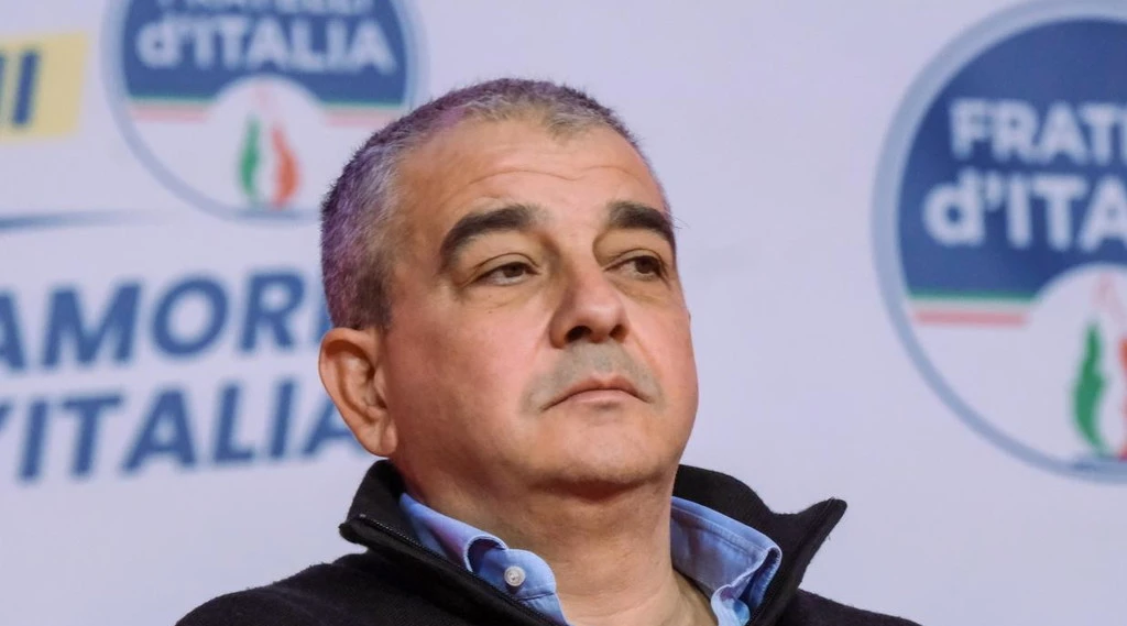 FdI, Fazzolari replica a Conte: "Il benefattore di ladri e truffatori"