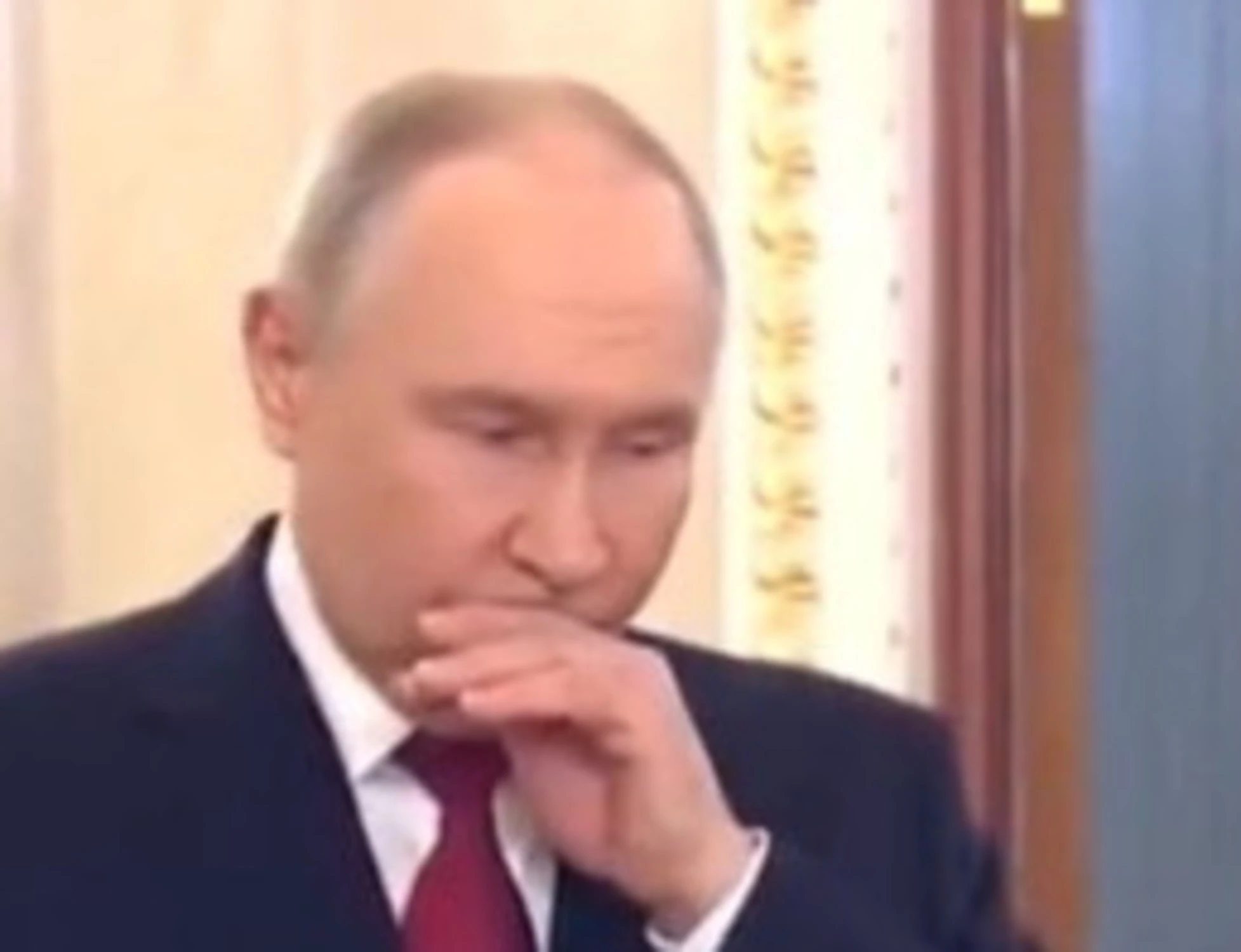 Vladimir Putin non riesce a parlare, il video pubblicato per errore (e poi rimosso) dal Cremlino: come sta davvero?