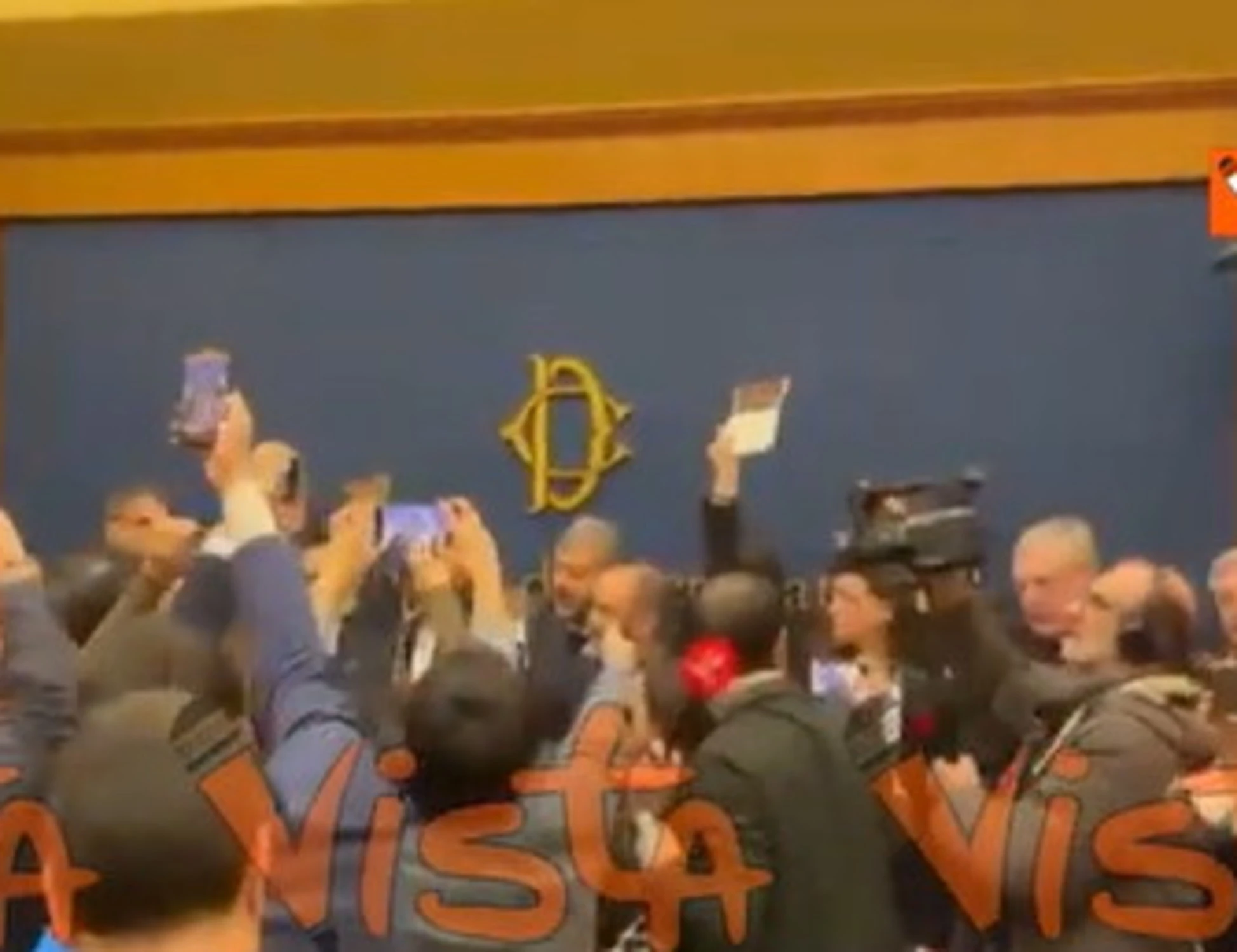 Remigrazione, la sinistra occupa l'aula alla Camera: "I fascisti qui non entrano"