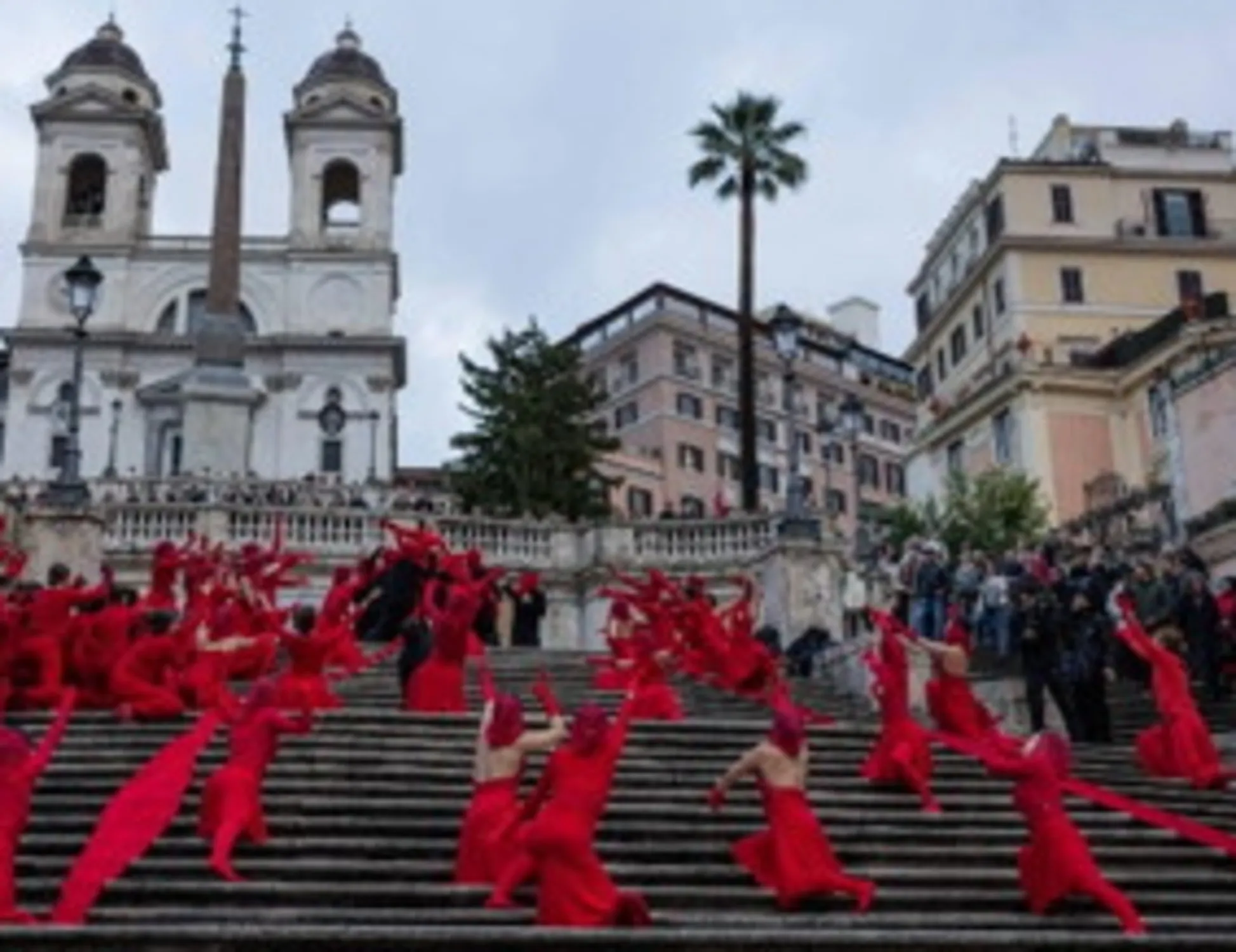 Femminicidi: l’amore prova a fermare la strage. A Trinità dei Monti la Capitale lancia il suo “basta” silenzioso. 