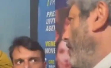 Fico contestato e umiliato dai giovani di Campania Popolare: cosa gli consegnano