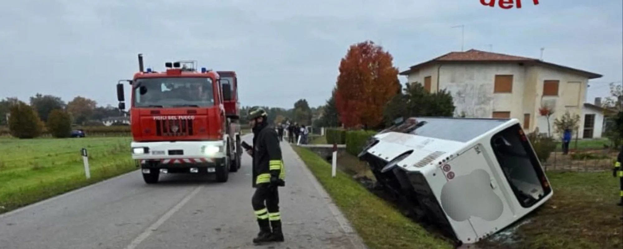 Auto contro bus di studenti: un morto, diversi feriti