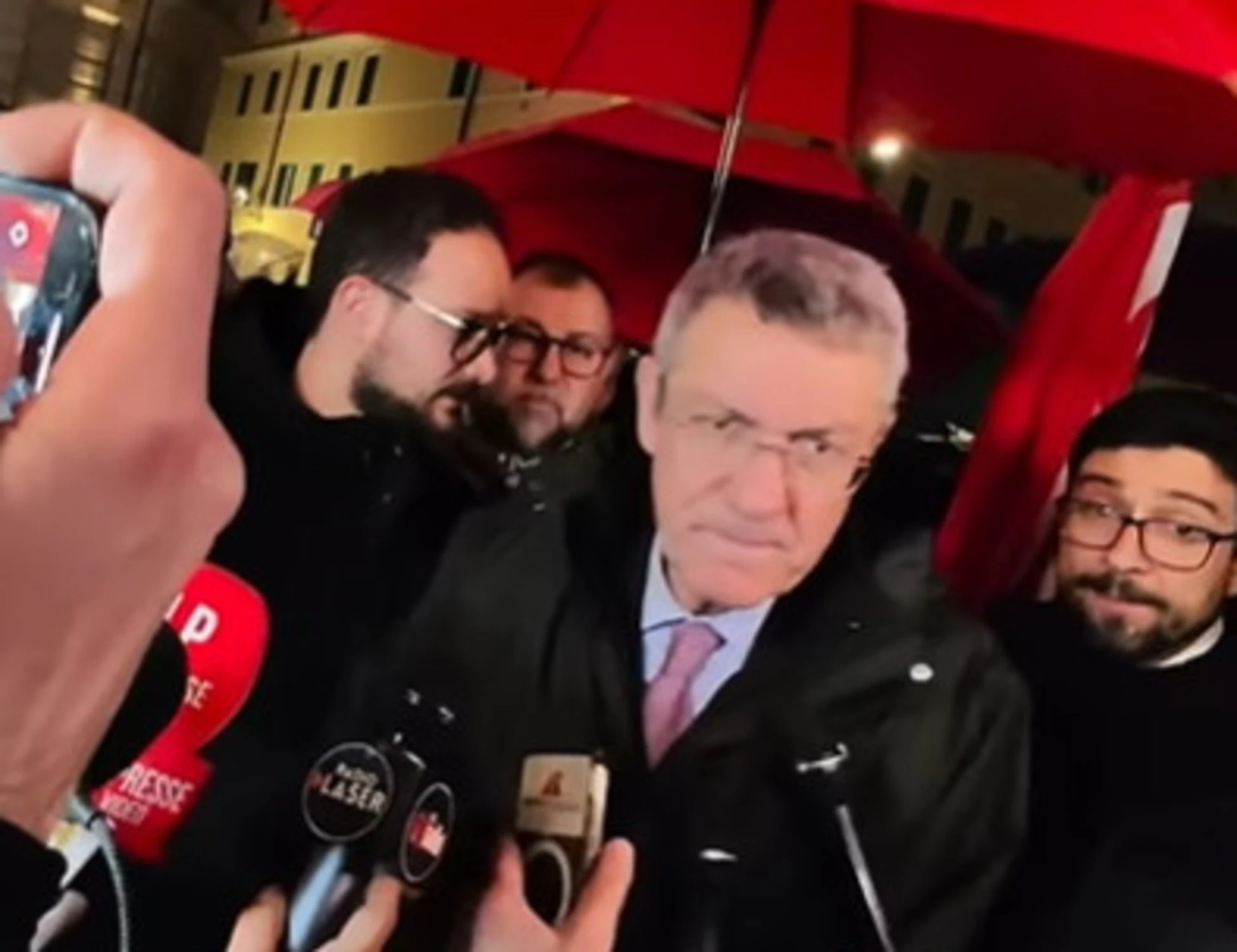 Maurizio Landini umiliato in piazza da questo ragazzo: "Siete qui per Signorini?"