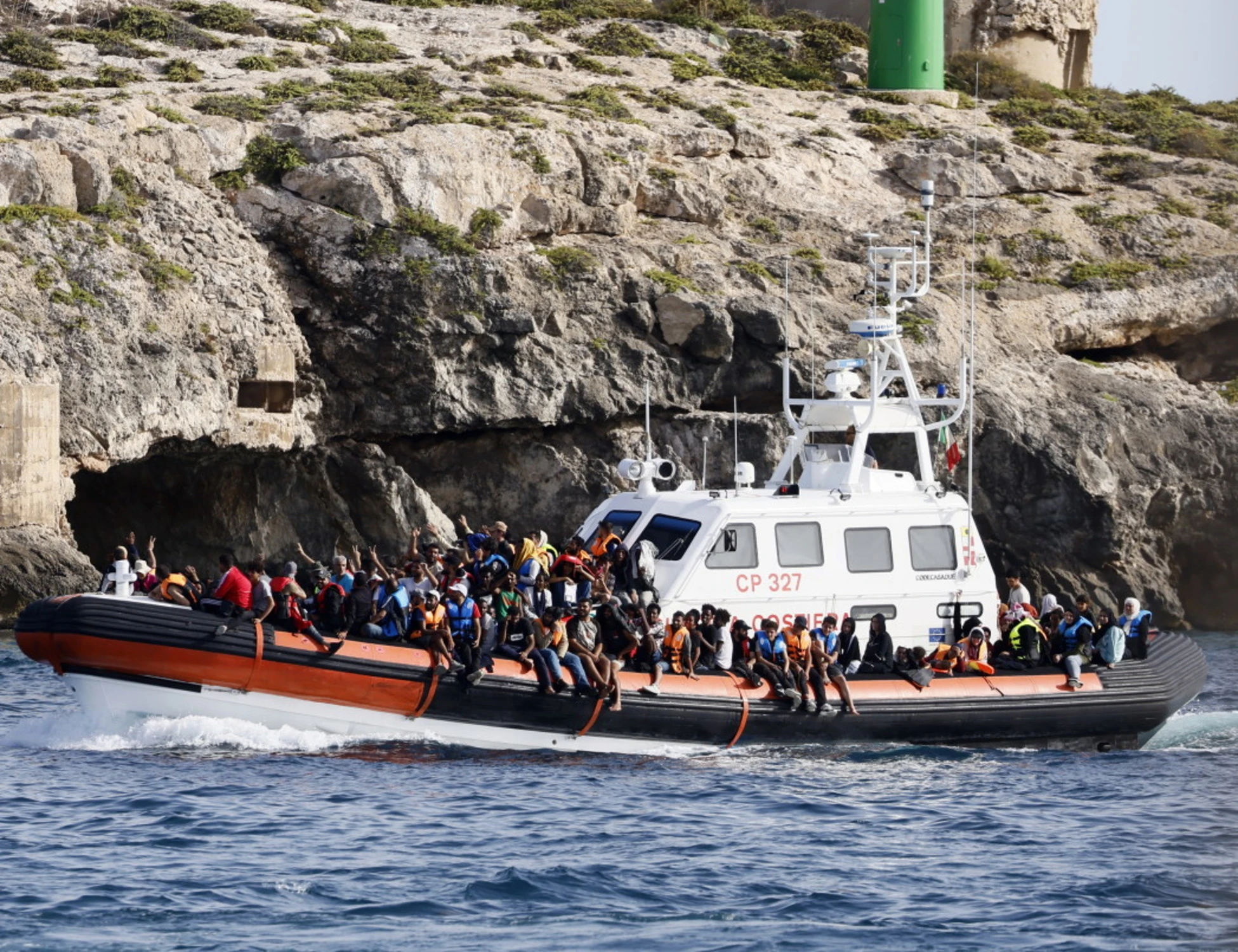 Immigrazione, la Germania taglia i fondi alle Ong: Merz schianta la sinistra