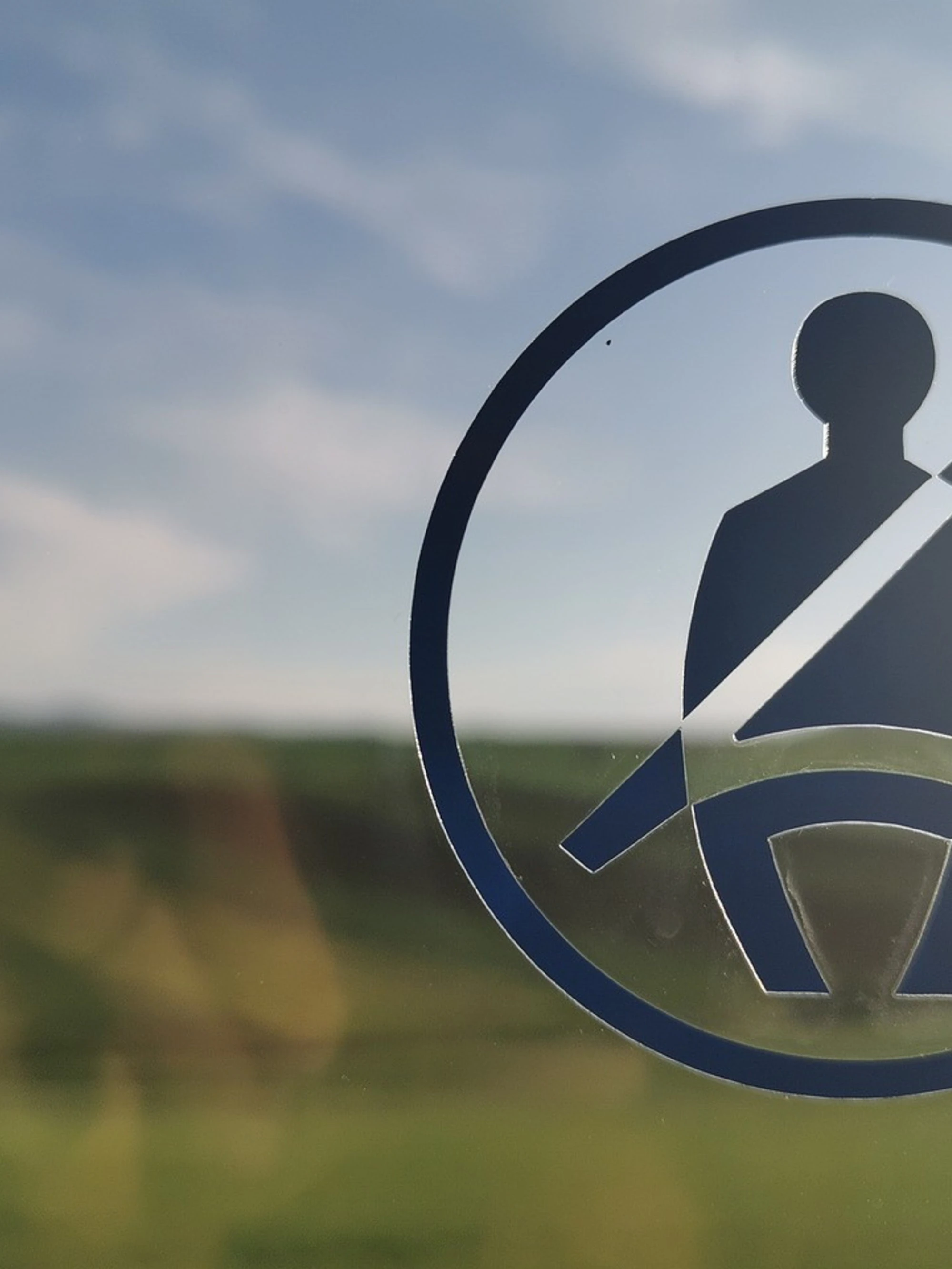 Italiani al volante: dati inquietanti su casco, cintura e alcol