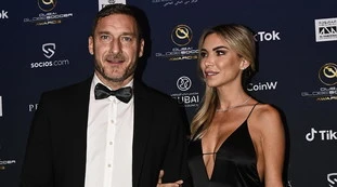 Totti, sfregio finale a Ilary: il mistero sulla mano di Noemi
