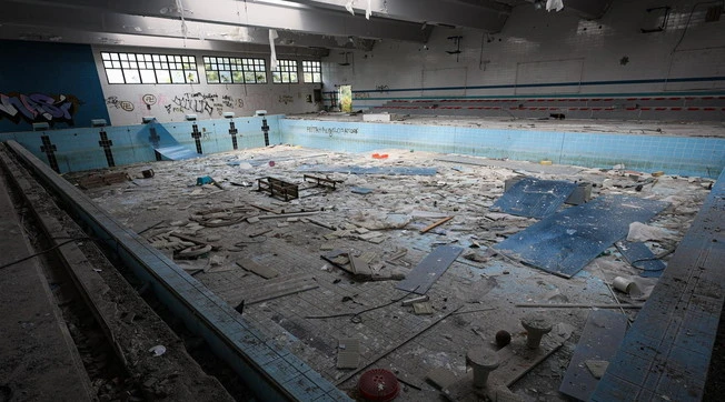 Caivano, arrivano le ruspe: avviata la bonifica del centro sportivo Delphinia