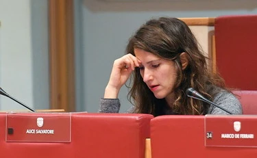 Alpini a Genova, il fango della grillina: "Sguardi alticci, strani versi. E poi col telefono..."