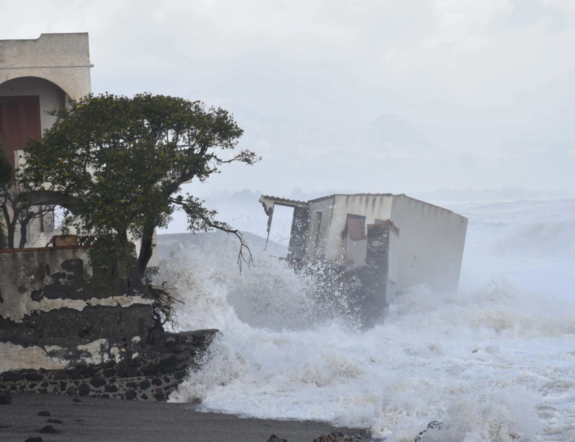 Ciclone Harry, contro Meloni usano pure il maltempo: "Piove, governo ladro"