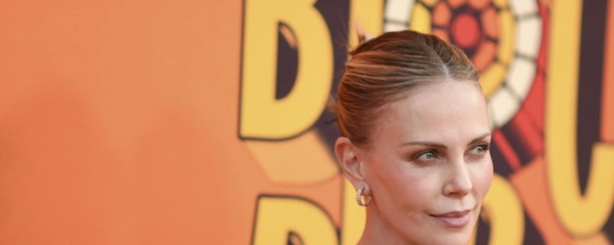 &quot;Fanno schifo&quot;: <br />Charlize picchia <br />duro sui Bezos