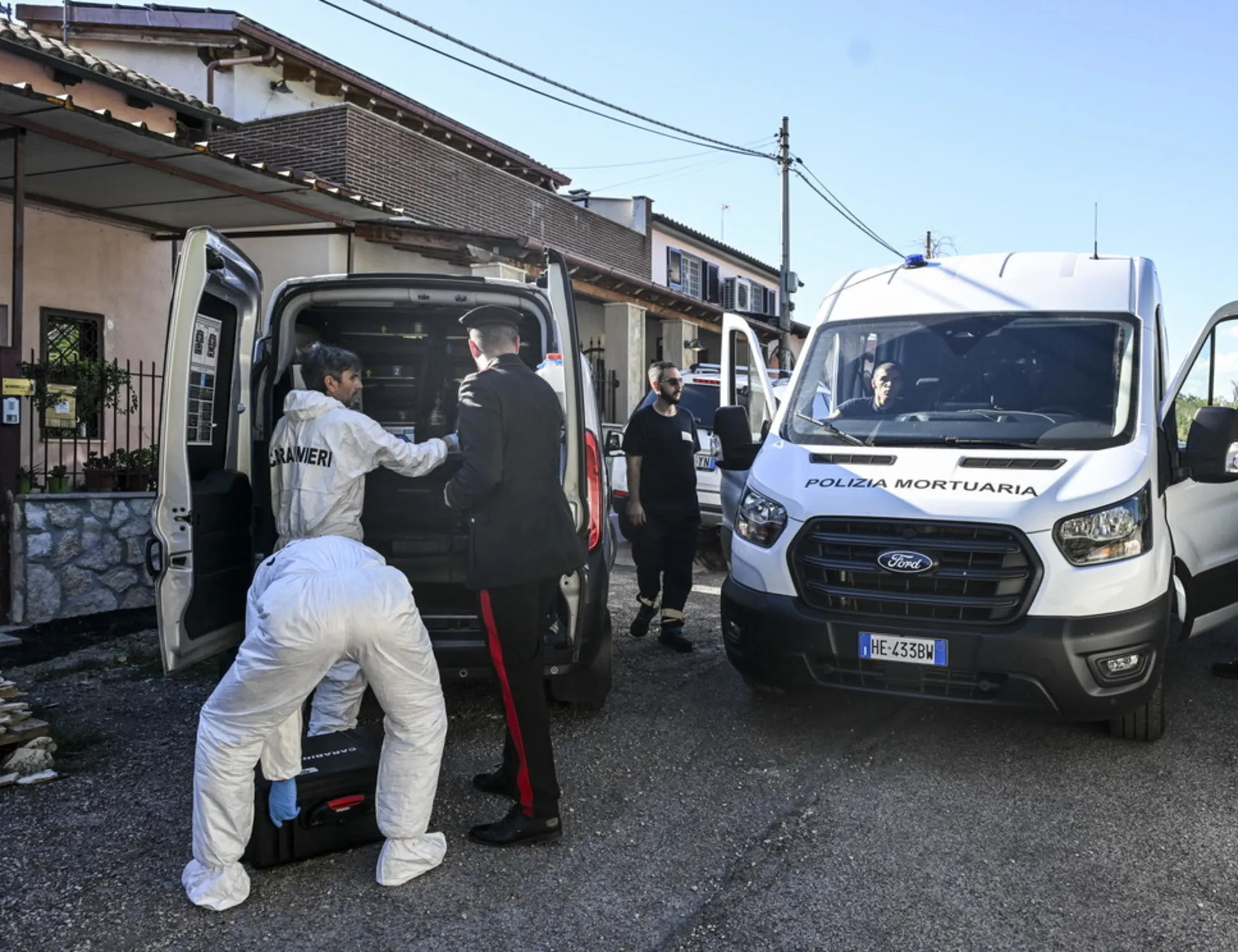 Leggi l'articolo: Pietralata, la strage in famiglia: le lettere ritrovate in casa, una verità agghiacciante