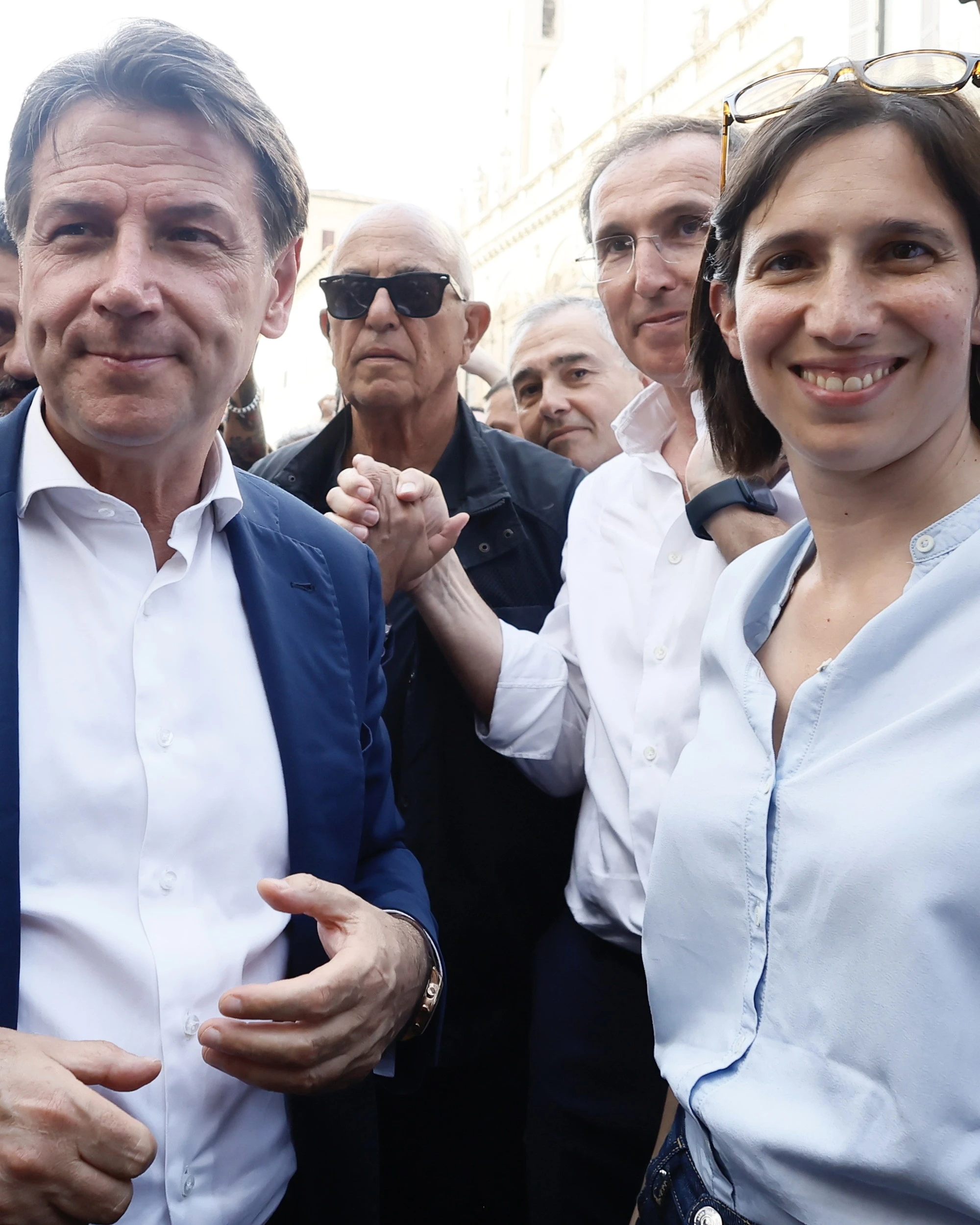 Giuseppe Conte diventa il "buttafuori" del campo largo: Schlein ridotta a gregaria