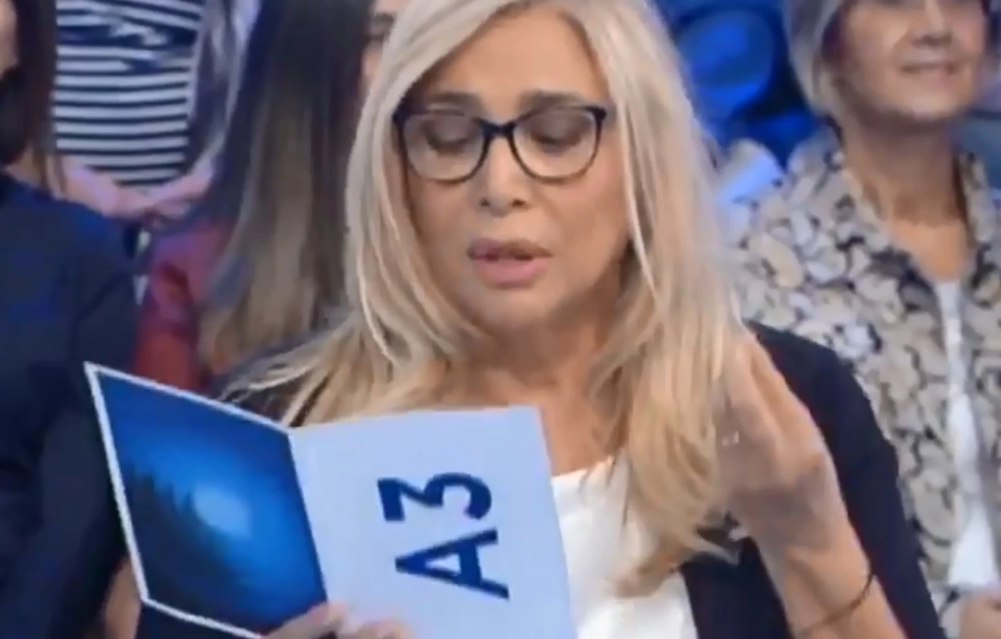Domenica In, Mara Venier incontenibile: "Parigi o Lione?", pronta a tutto per salvare la telespettatrice