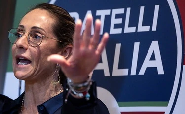 Giorgia Meloni "prima premier della Terza repubblica": Arianna fa impazzire le opposizioni