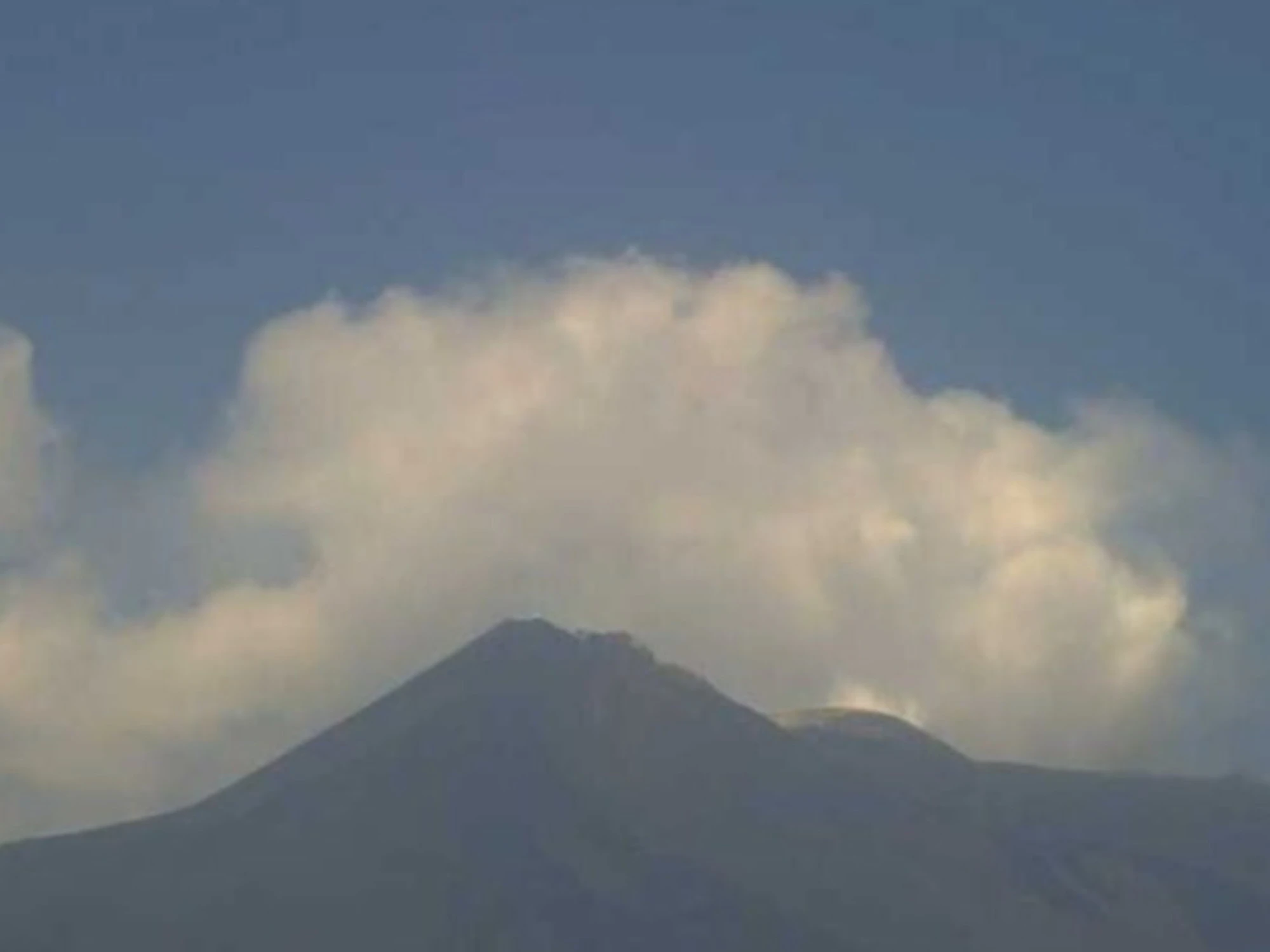 Etna, nuova bocca effusiva e colata lavica: allerta per gli aerei
