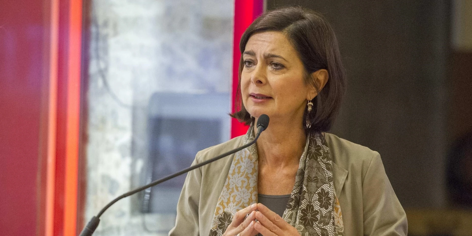 Laura Boldrini invita l'imam che elogia i kamikaze e teorizza le "giuste percosse alle moglie"