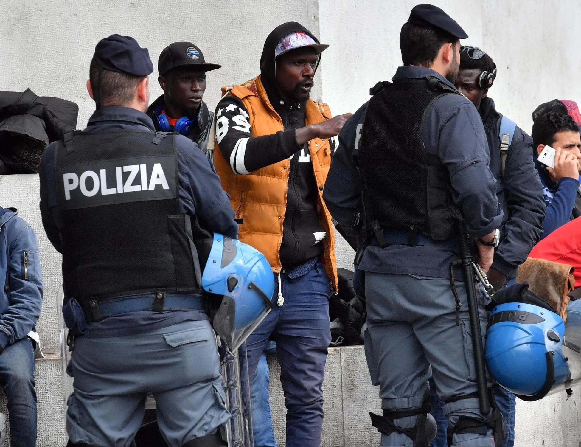 Leggi l'articolo: Africano morde agente a un controllo di routine e gli squarcia il braccio