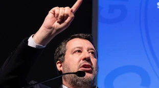 Matteo Salvini fa il record col libro e punge i pm sul caso Toti