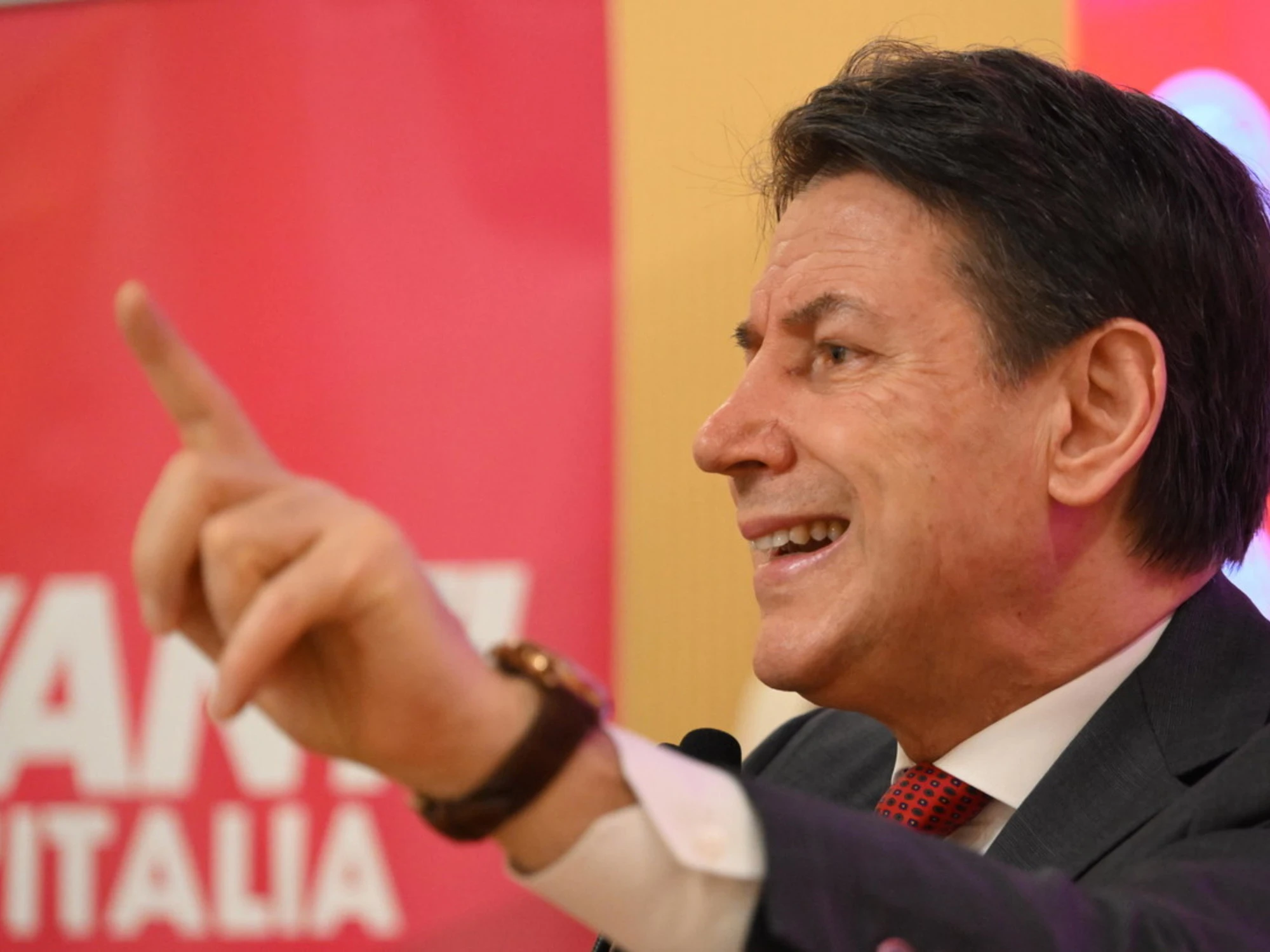 Giuseppe Conte, un imbarazzante delirio: "Perché Giorgia Meloni si occupa di Sanremo"