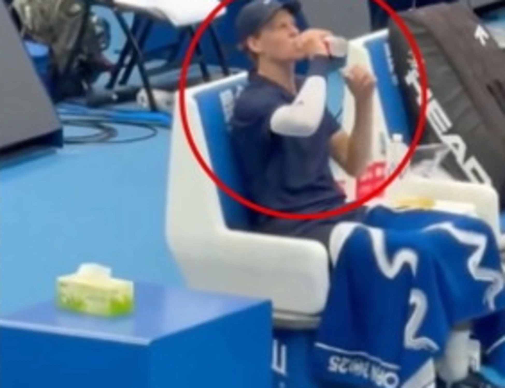 Jannik Sinner, il tarlo: il primo goccio d'acqua di ogni bottiglia...