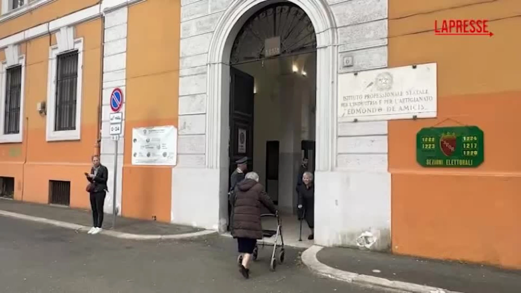 Referendum Giustizia, Elly Schlein vota nel quartiere Testaccio a Roma