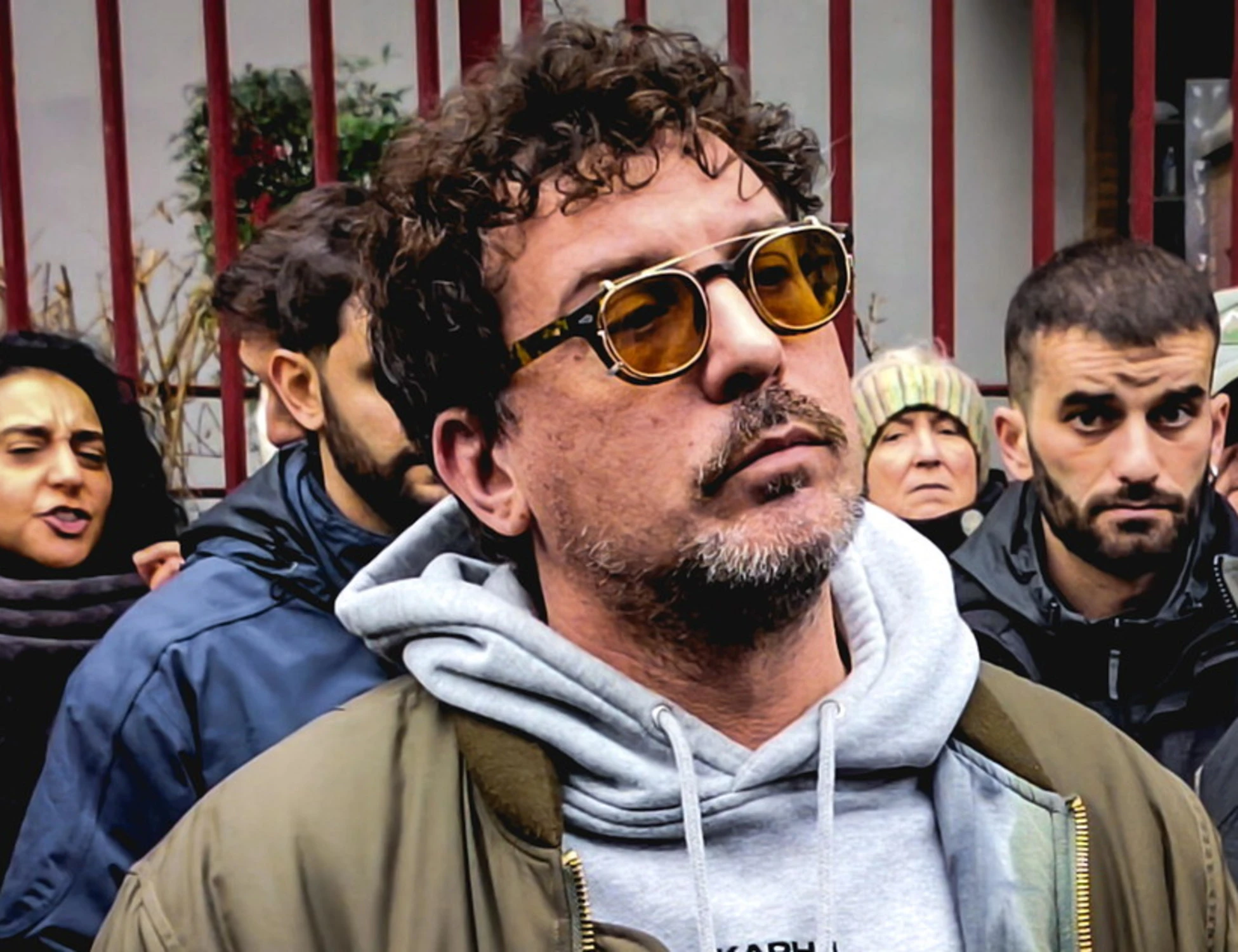 Willie Peyote fuori controllo sul palco: "Nordio pezzo di m..." e attacca la polizia