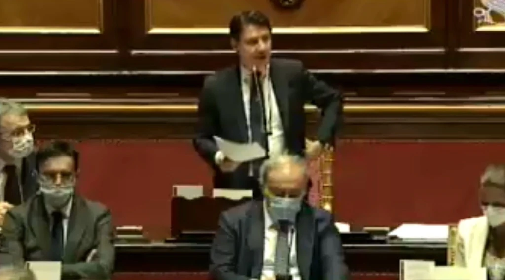 Giuseppe Conte al Senato? Ancora senza mascherina e stavolta neppure le distanze di sicurezza: per lui le regole non valgono?