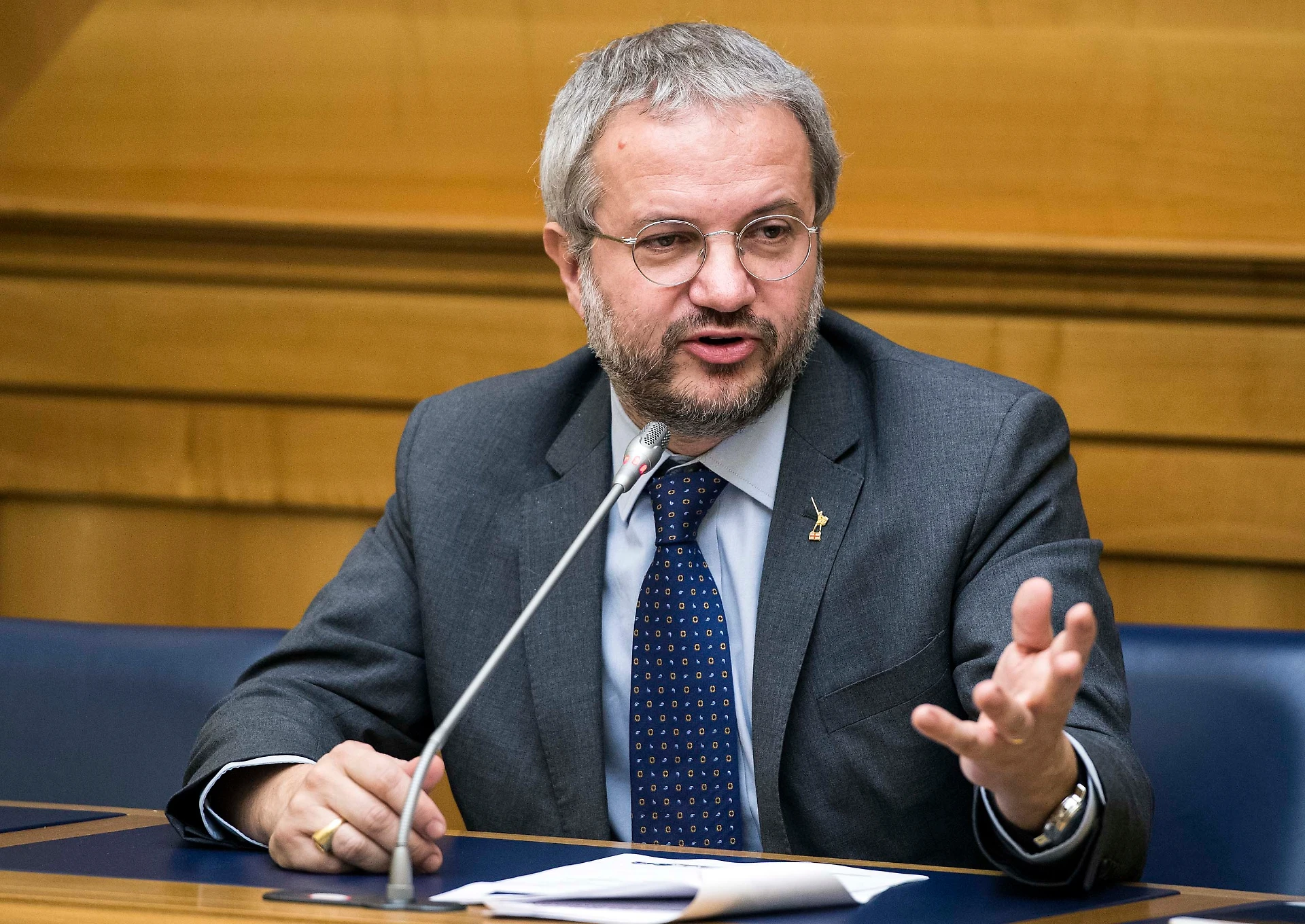 Manovra, lo sfregio del grillino Fico al leghista Borghi: l'accusa infamante in aula, la reazione brutale