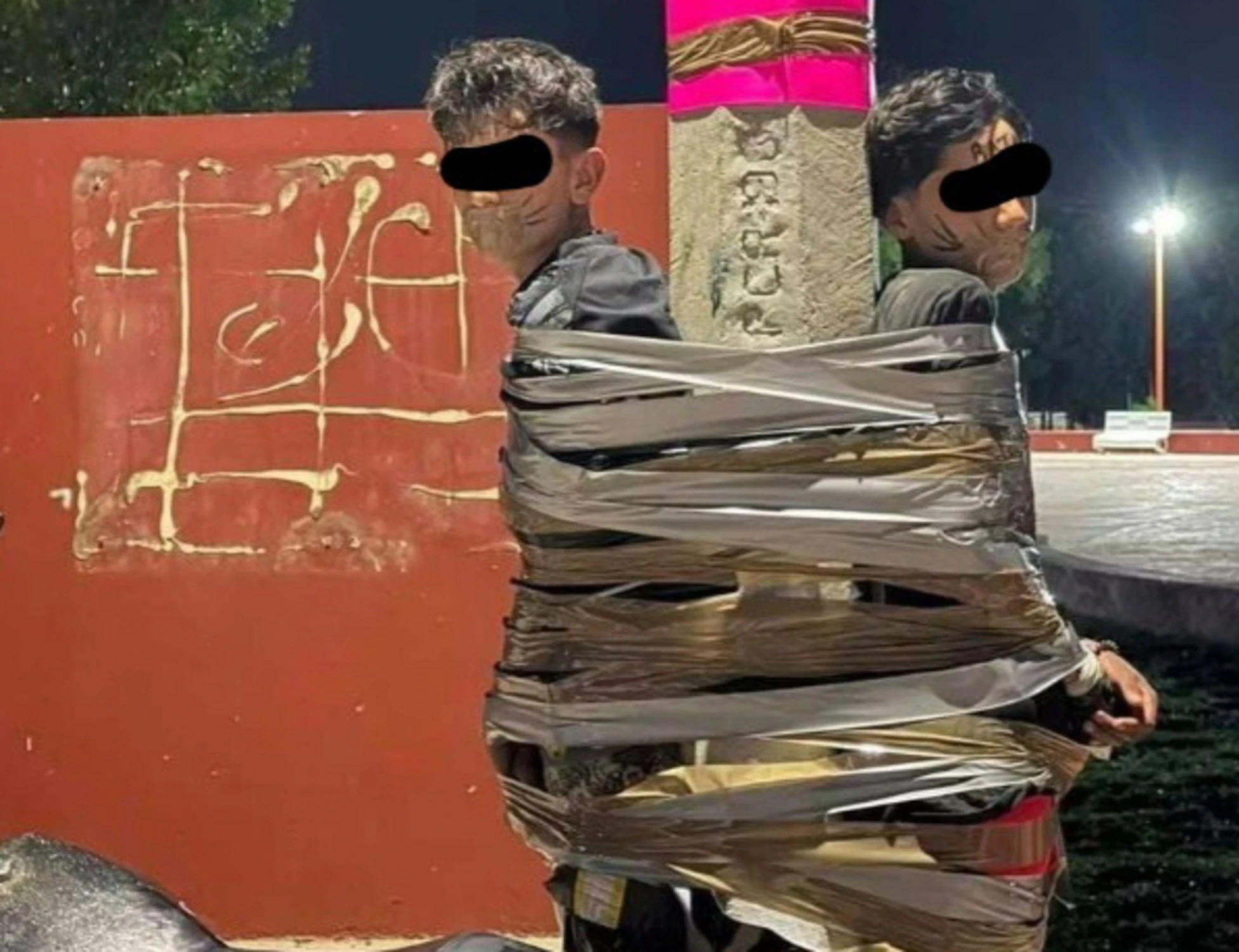 Messico, cattura e i ladri e li lega ai pali della luce: ecco le foto