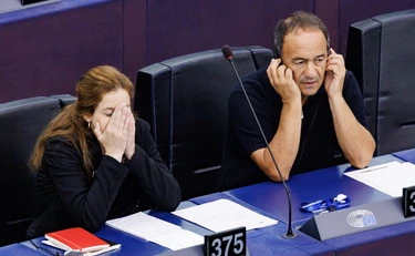 Ilaria Salis e Mimmo Lucano, la loro firma: pestato a morte a Lione, il caso deflagra