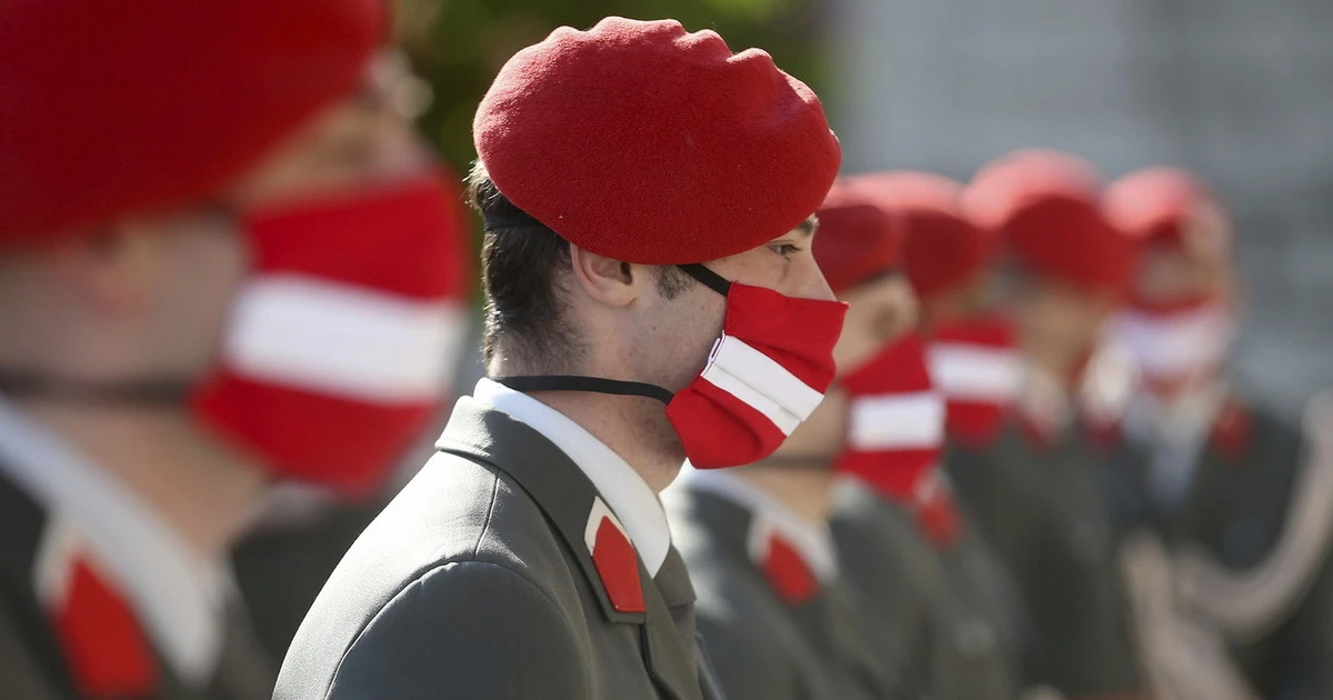 Militare austriaco si tatua una svastica sul testicolo e abbassa i pantaloni davanti a tutti? Ubriaco fradicio, finisce in disgrazia