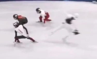 Milano-Cortina, il pattinatore investe e travolge il cameraman: finisce malissimo
