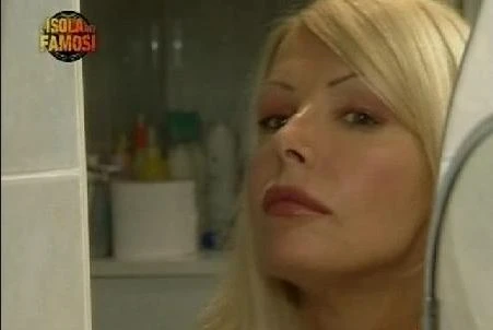 Isola dei famosi, Viviana Bazzani e la colluttazione col clandestino: "Vita rovinata, ci ho rimesso l'occhio"