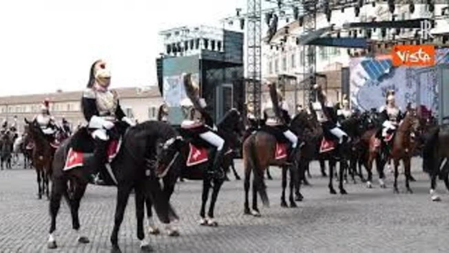 Carabinieri a cavallo formano la scritta 'R 80' al cambio della Guardia al Quirinale
