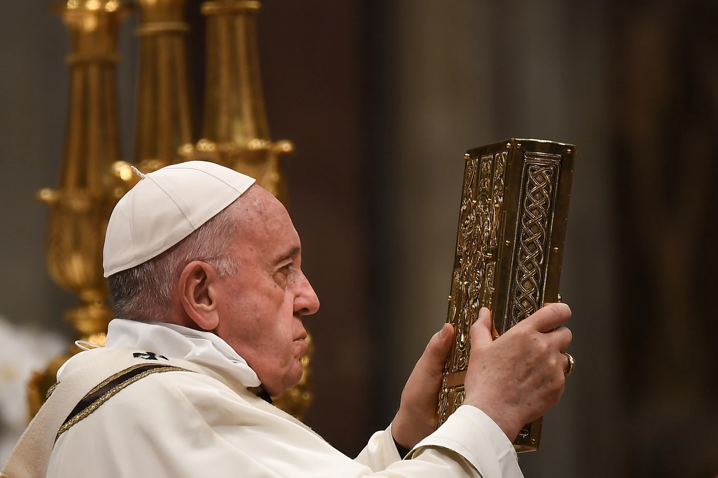 Papa Francesco, il retroscena di Luigi Bisignani: "Una zarina alla guida degli affari economici del Vaticano"